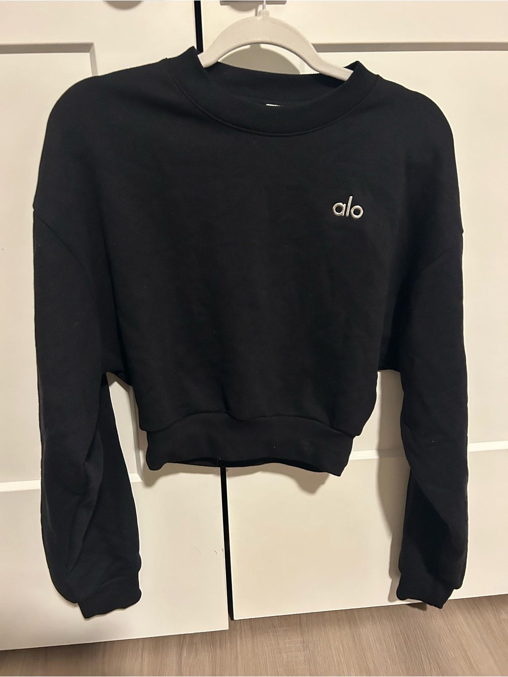 ALO Yoga Black Cropped Crewneck Sweatshirt
